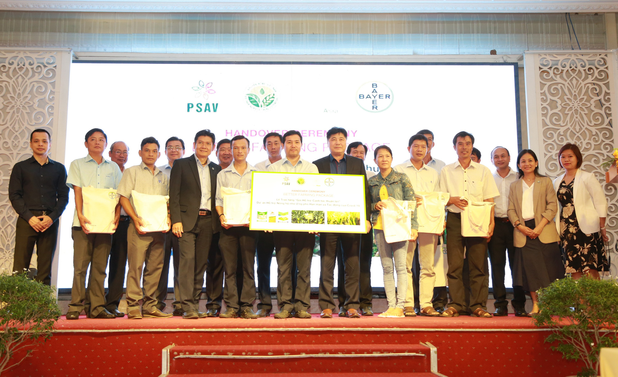 Bayer hỗ trợ 80.000 nông hộ &quot;vượt bão&quot; Covid-19 và hạn mặn - Ảnh 3.