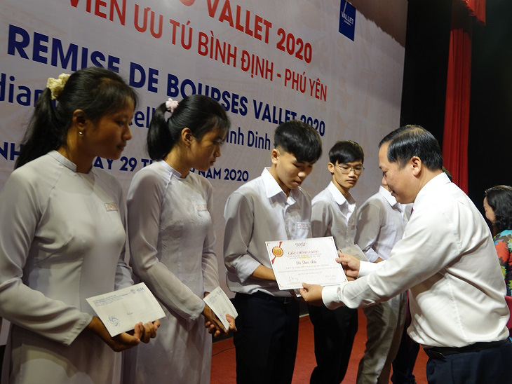 Học bổng Vallet “đến tay” học sinh, sinh viên Bình Định, Phú Yên và Gia Lai - Ảnh 1.