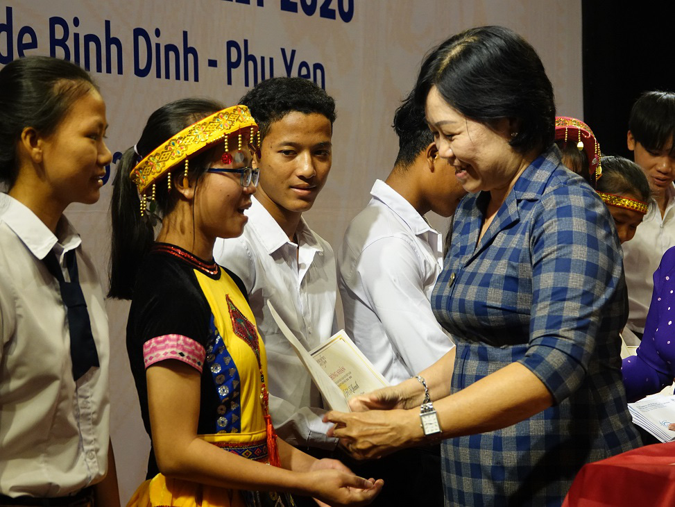 Học bổng Vallet “đến tay” học sinh, sinh viên Bình Định, Phú Yên và Gia Lai - Ảnh 3.