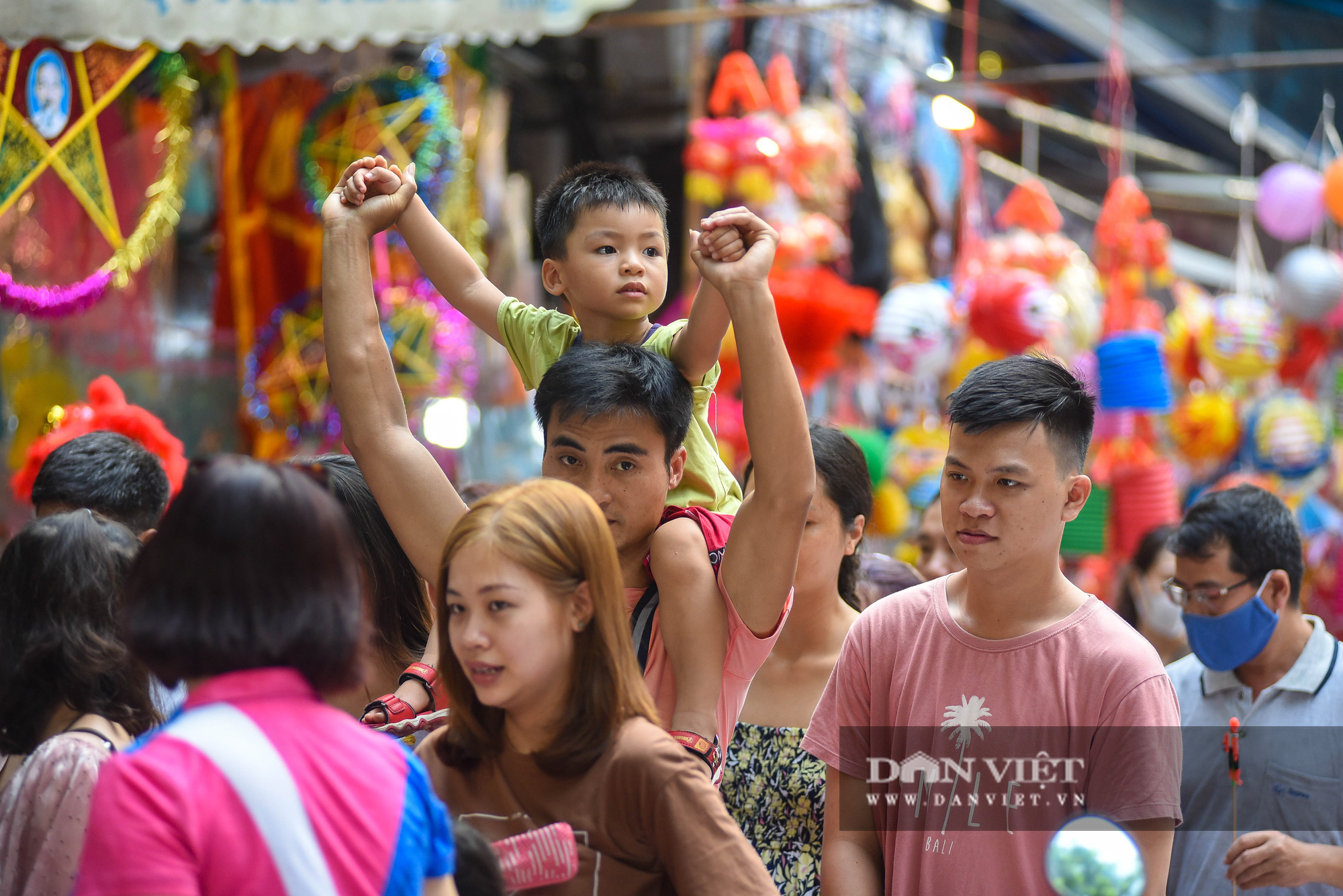 Những tấm biển bất lực của người dân phố Hàng Mã - Ảnh 2.