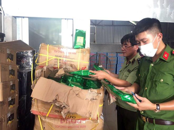 Bắt giữ gần 10 tấn nguyên liệu trà sữa không rõ nguồn gốc trong kho hàng Hà Nội - Ảnh 2. Bắt giữ gần 10 tấn nguyên liệu trà sữa không rõ nguồn gốc trong kho hàng Hà Nội - Ảnh 2.
