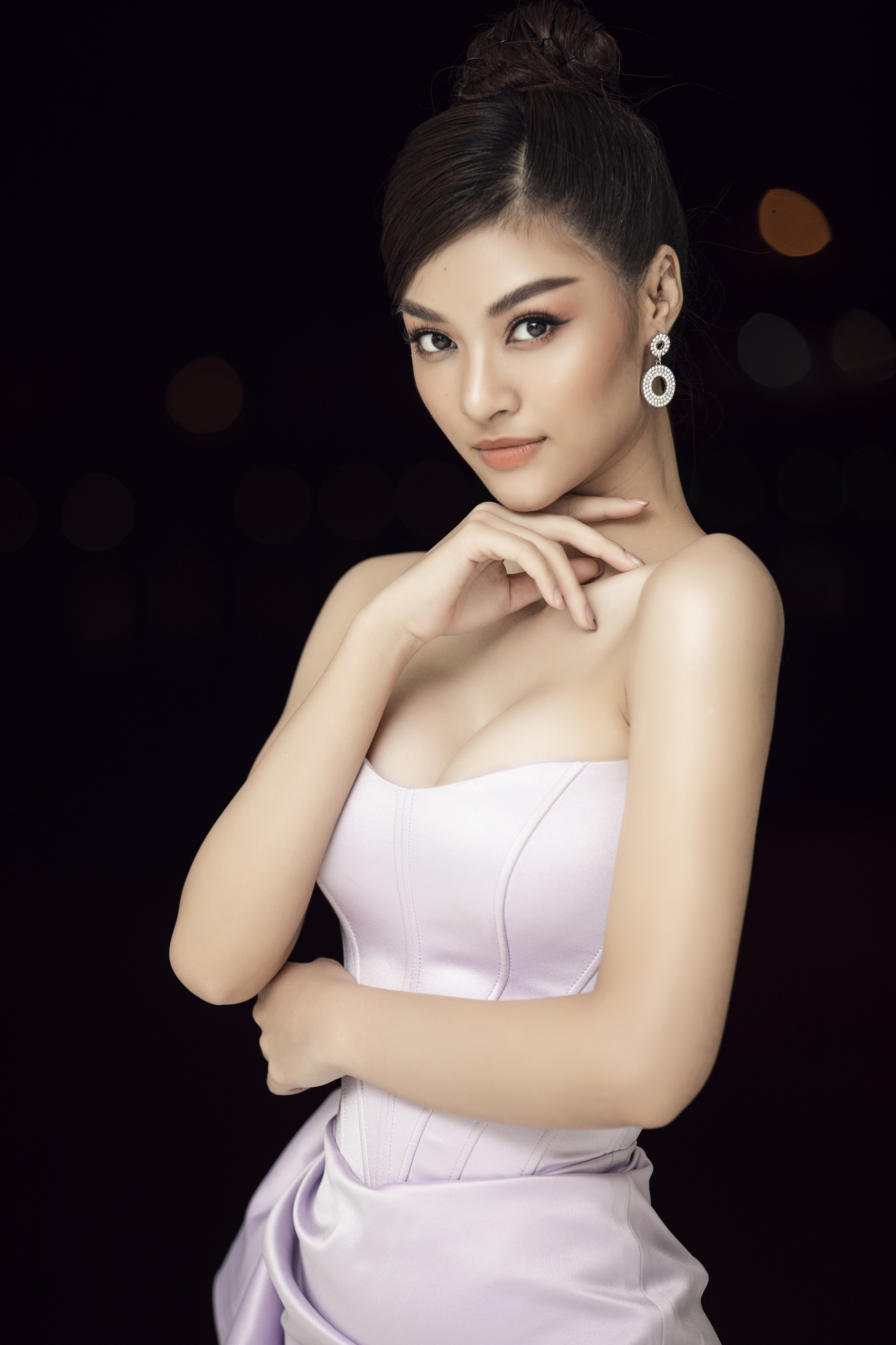 Á hậu Phương Nga hé lộ chuyển về gần nhà Bình An, Kiều Loan mặc váy &quot;o ép&quot; vòng 1 quyến rũ - Ảnh 5.