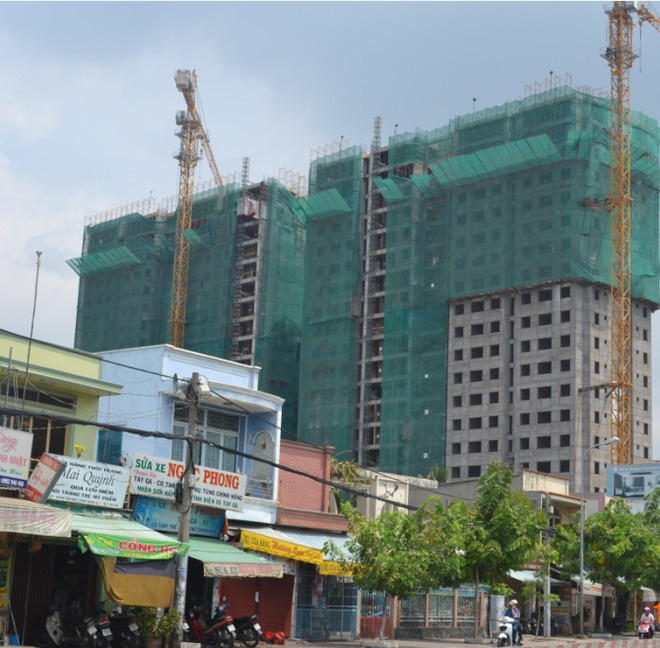 Hàng loạt trường học, căn hộ ở TP.HCM bị ngân hàng rao bán - Ảnh 2. Hàng loạt trường học, căn hộ ở TP.HCM bị ngân hàng rao bán - Ảnh 2.