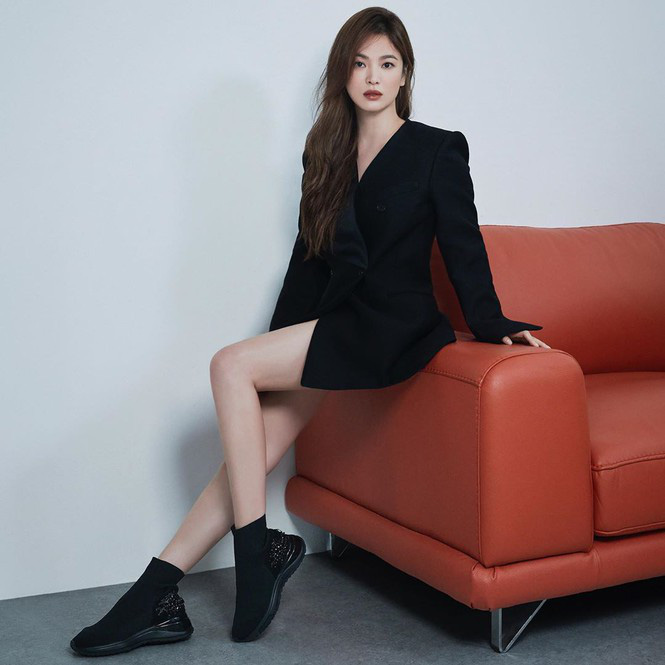 Song Hye Kyo gợi cảm bất ngờ với style mới, nhan sắc thăng hạng ngoạn mục - Ảnh 1.