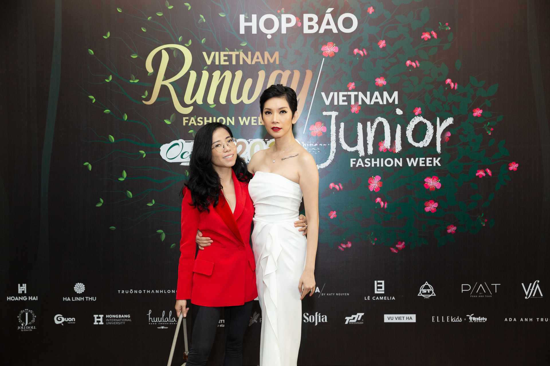Hoàng Hải, Hà Linh Thư mở màn show diễn thời trang Vietnam Runway Fashion Week  - Ảnh 1.