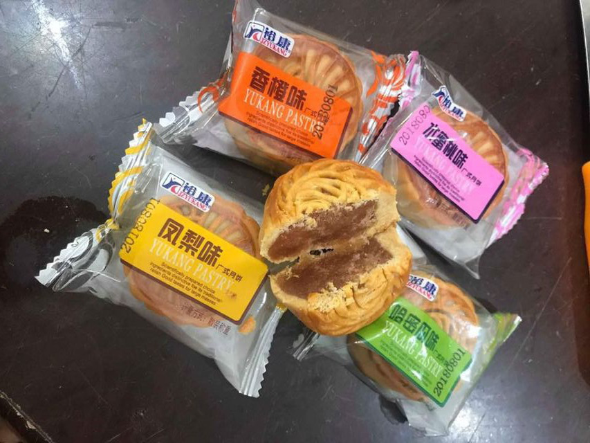 Bánh trung thu dát vàng 5 triệu đồng/hộp, hàng Trung Quốc 50.000 đồng/kg - Ảnh 3. Bánh trung thu dát vàng 5 triệu đồng/hộp, hàng Trung Quốc 50.000 đồng/kg - Ảnh 3.