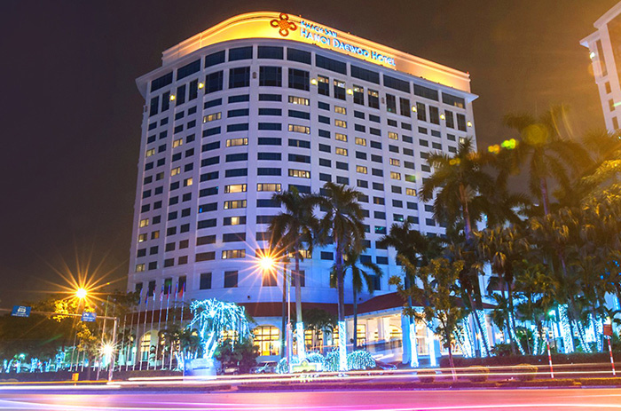 Đêm không sáng đèn, Hilton, Melia, Metropole... khủng hoảng - Ảnh 1. Đêm không sáng đèn, Hilton, Melia, Metropole... khủng hoảng - Ảnh 1.