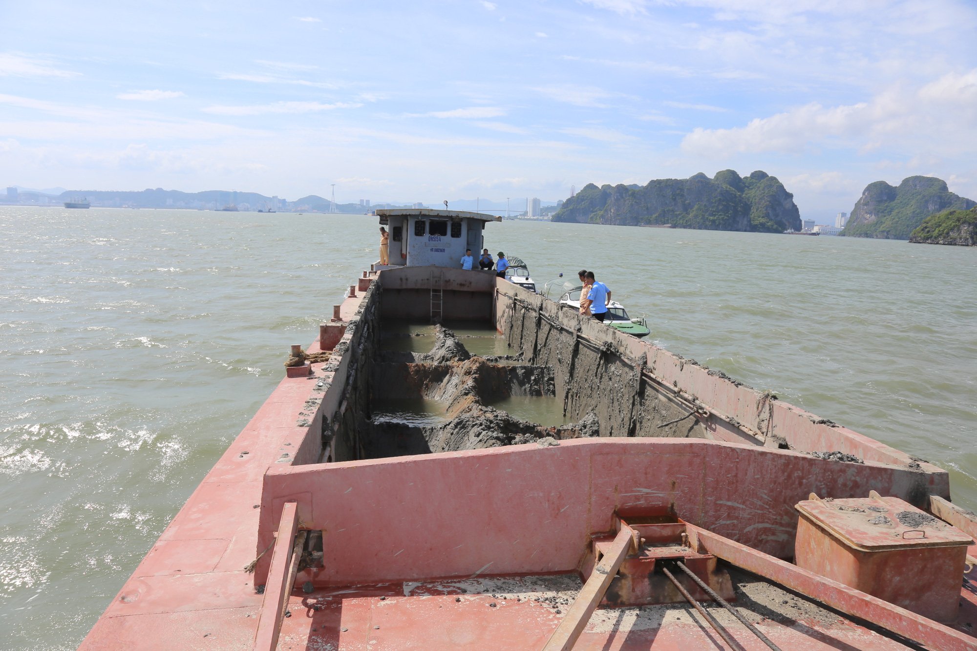 Quảng Ninh: Phạt 300 triệu đồng về hành vi xả thải trái phép xuống vùng lõi vịnh Hạ Long - Ảnh 3. Quảng Ninh: Phạt 300 triệu đồng về hành vi xả thải trái phép xuống vùng lõi vịnh Hạ Long - Ảnh 3.