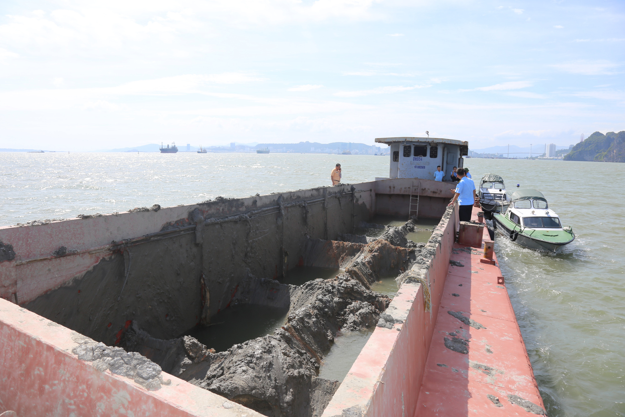 Quảng Ninh: Phạt 300 triệu đồng về hành vi xả thải trái phép xuống vùng lõi vịnh Hạ Long - Ảnh 1. Quảng Ninh: Phạt 300 triệu đồng về hành vi xả thải trái phép xuống vùng lõi vịnh Hạ Long - Ảnh 1.
