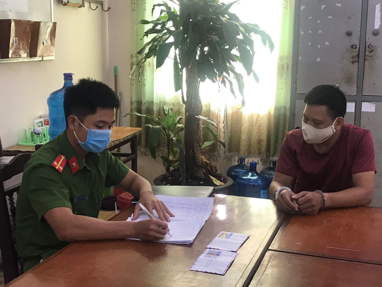 Hưng Yên: Bắt giữ nam thanh niên mạo danh cán bộ Cục Cảnh sát hình sự - Ảnh 2. Hưng Yên: Bắt giữ nam thanh niên mạo danh cán bộ Cục Cảnh sát hình sự - Ảnh 2.