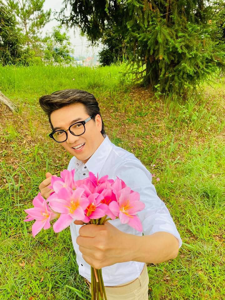 Đàm Vĩnh Hưng úp mở về nụ hôn, chuyện tình hơn 500 ngày với người &quot;em&quot; bí ẩn - Ảnh 1.