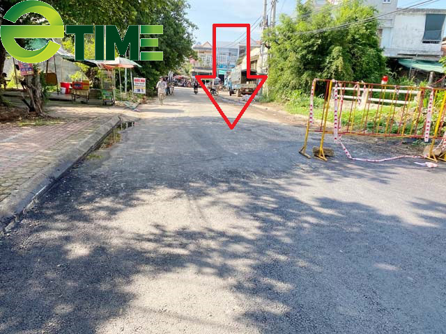 Quảng Ngãi: Kì lạ huyện cho thảm nhựa chồng lên đường bê tông? - Ảnh 4. Quảng Ngãi: Kì lạ huyện cho thảm nhựa chồng lên đường bê tông? - Ảnh 4.