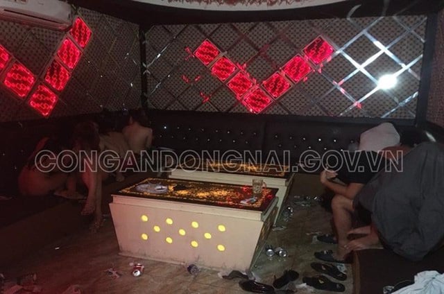 Bắt quả tang 5 nữ tiếp viên karaoke khỏa thân nhảy múa cùng khách giữa mùa dịch Covid-19 - Ảnh 1.