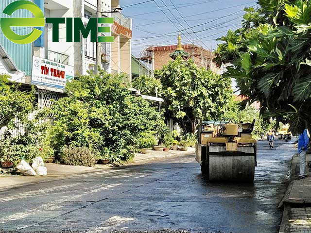 Chủ tịch thị trấn trả lời vụ thảm nhựa chồng bê tông đường qua nhà Phó bí thư huyện? - Ảnh 1. Chủ tịch thị trấn trả lời vụ thảm nhựa chồng bê tông đường qua nhà Phó bí thư huyện? - Ảnh 1.