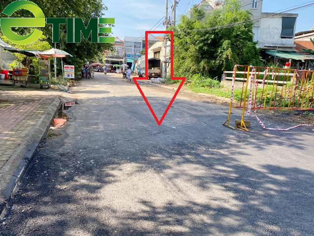 Chủ tịch thị trấn trả lời vụ thảm nhựa chồng bê tông đường qua nhà Phó bí thư huyện? - Ảnh 3. Chủ tịch thị trấn trả lời vụ thảm nhựa chồng bê tông đường qua nhà Phó bí thư huyện? - Ảnh 3.
