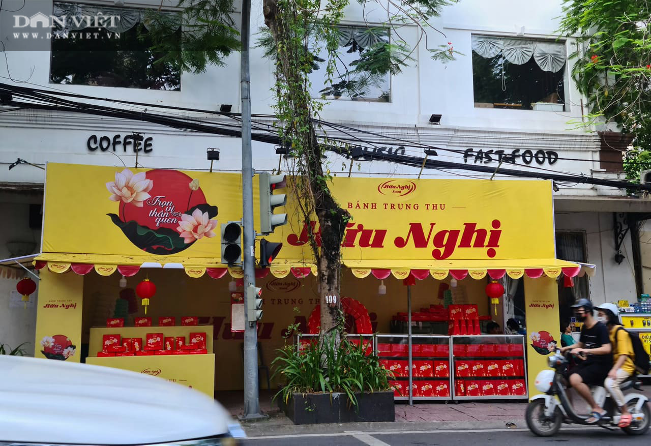 Hải Phòng: Các quầy bán bánh trung thu thi nhau “xẻ thịt” vỉa hè - Ảnh 7.