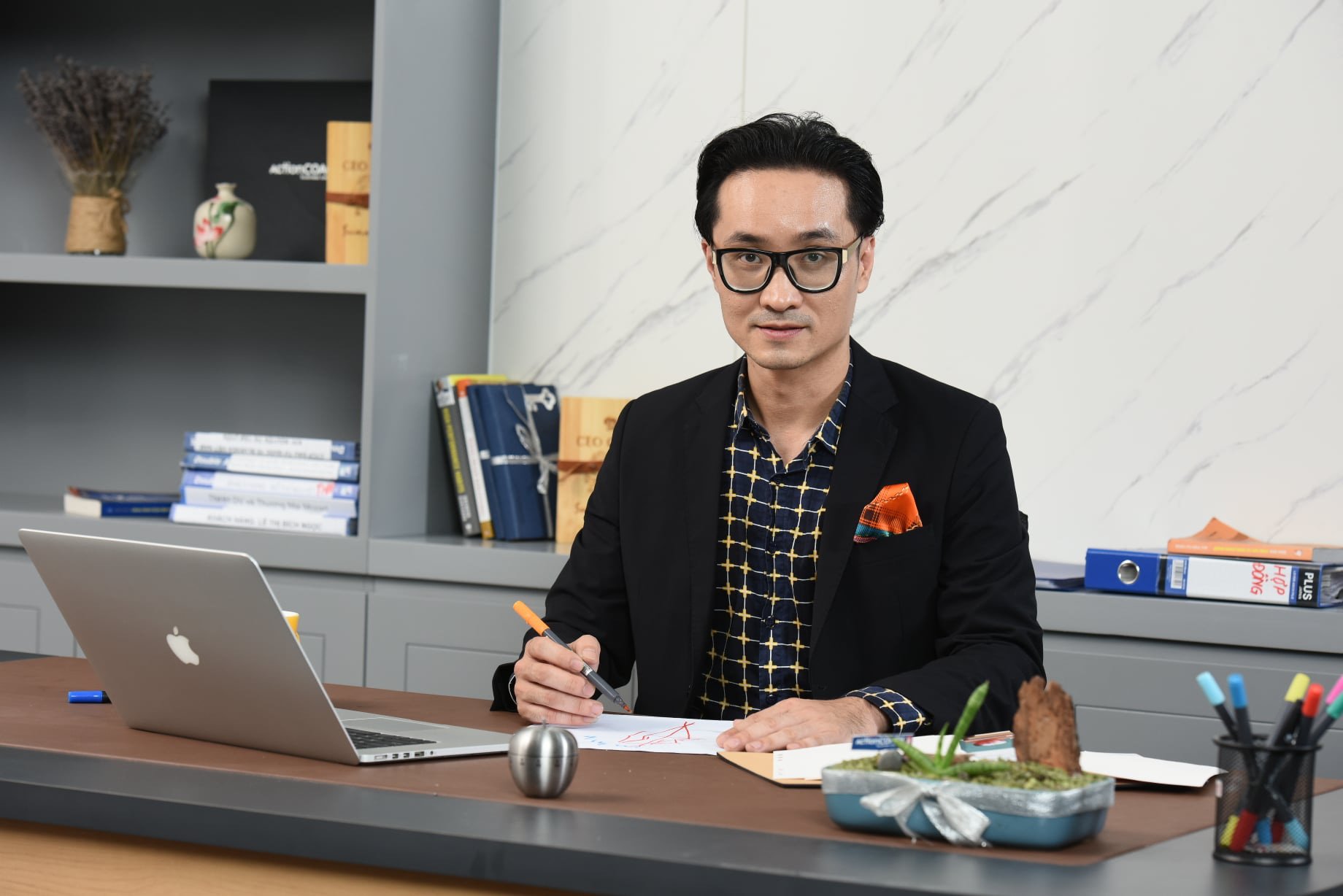 Nam công chức mặc áo dài chỉ bất tiện khi ra ngoài chè chén, đánh bài - Ảnh 2.