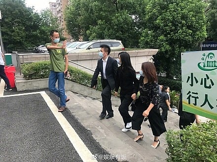 Đàm Tùng Vận phải dự phiên tòa xử kẻ gây tai nạn tử vong cho mẹ trong khi đóng &quot;Lấy danh nghĩa người nhà&quot; - Ảnh 4.