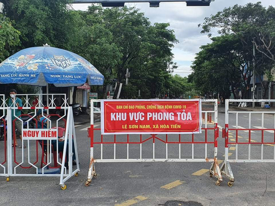 Bên trong thôn có 7 ca Covid-19: Bình thản sửa sang nhà cửa, trồng rau, nuôi gà... - Ảnh 1.