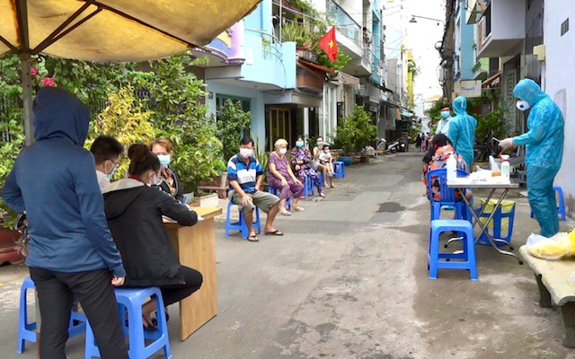 Một năm tất bật chống dịch Covid-19: Những điều chưa từng có tiền lệ ở Việt Nam - Ảnh 10.