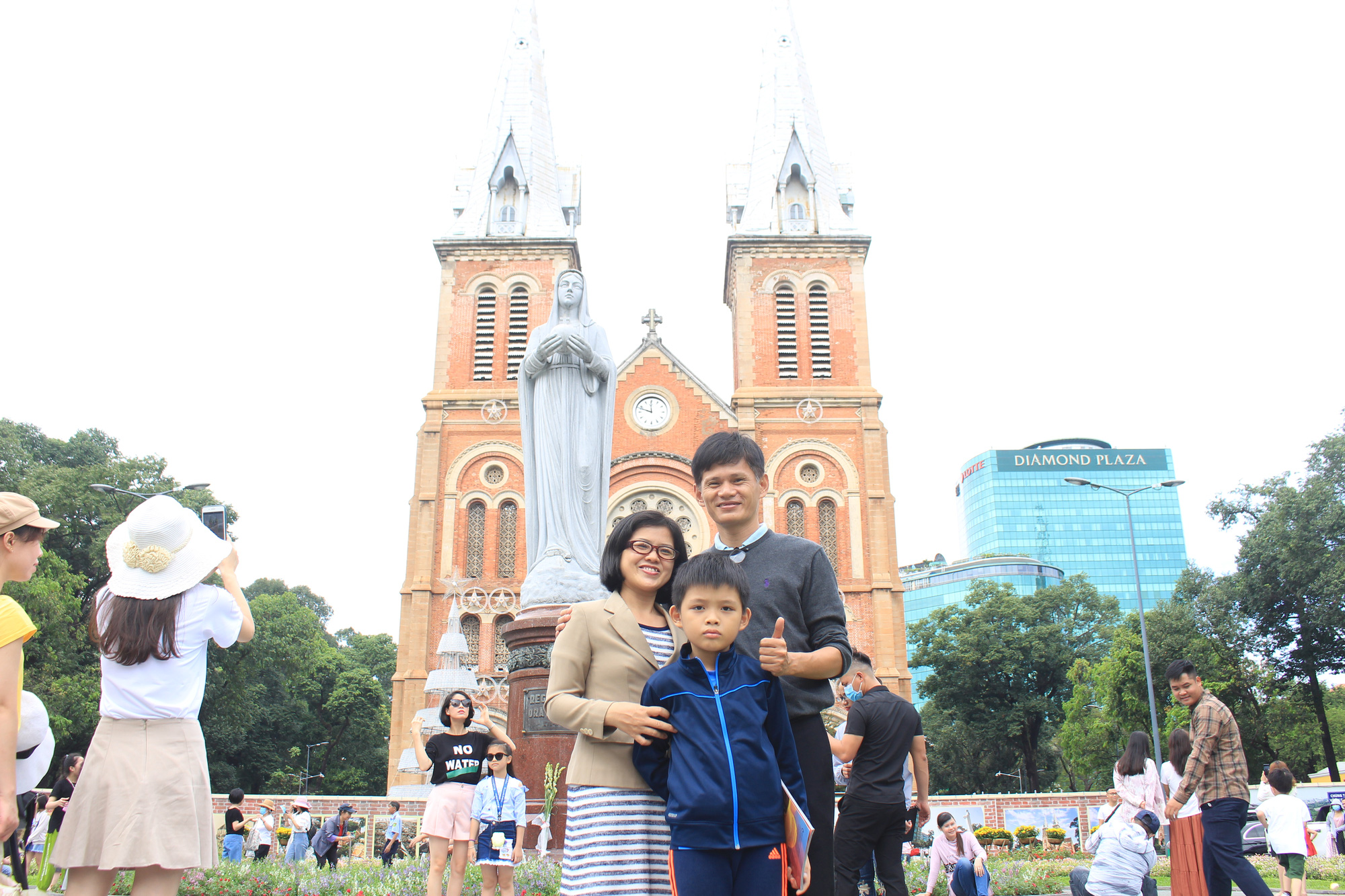 Sài Gòn mát mẻ hiếm thấy ngày đầu năm, người dân đổ xô ra đường đi chơi - Ảnh 2.