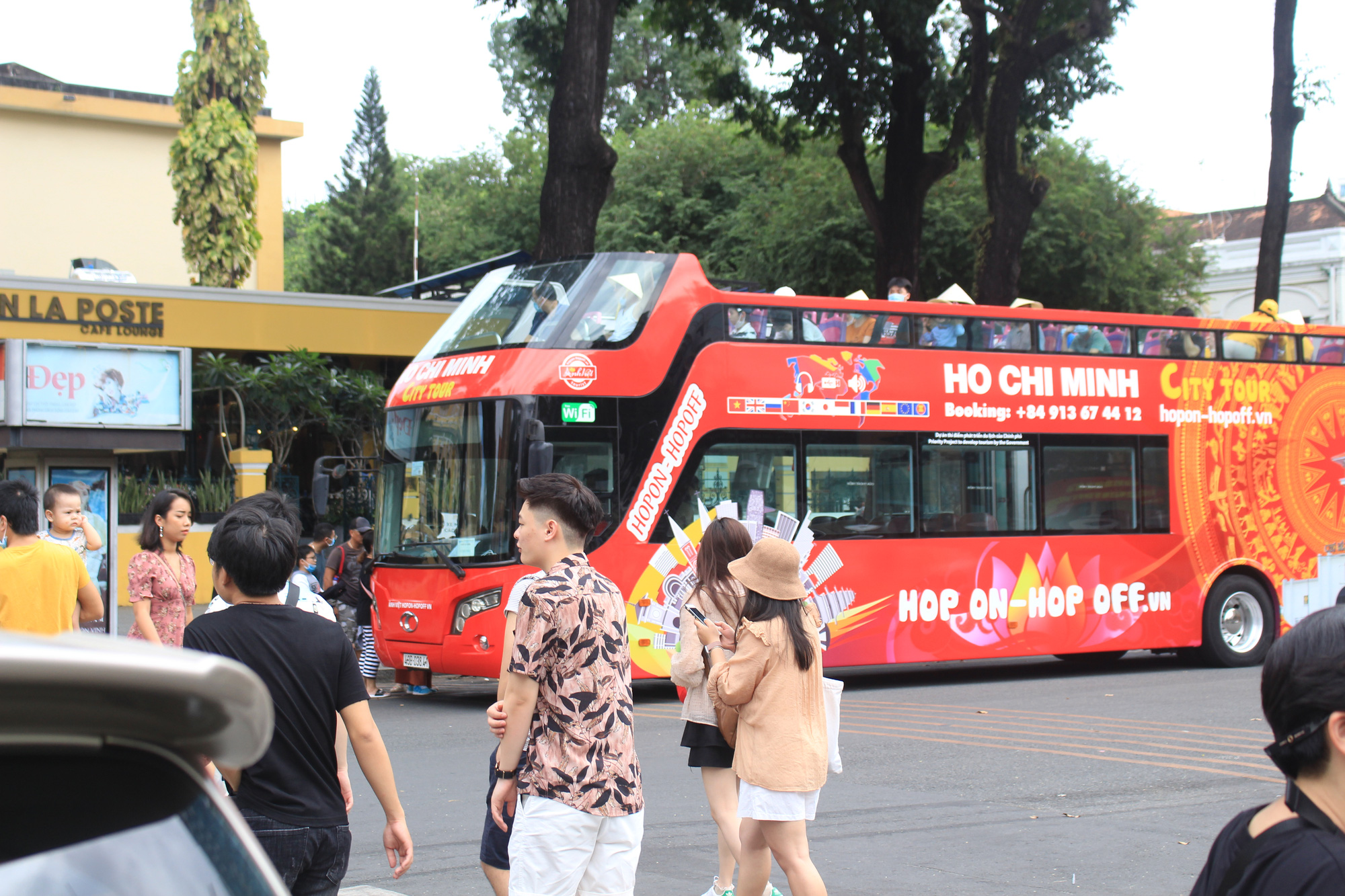 Sài Gòn mát mẻ hiếm thấy ngày đầu năm, người dân đổ xô ra đường đi chơi - Ảnh 7.