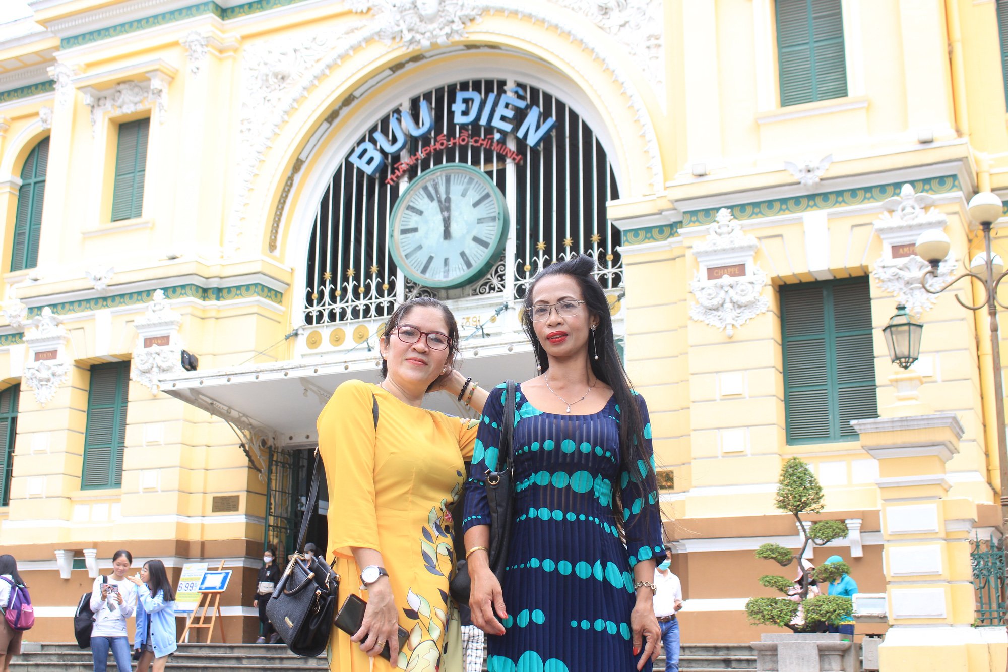 Sài Gòn mát mẻ hiếm thấy ngày đầu năm, người dân đổ xô ra đường đi chơi - Ảnh 4.