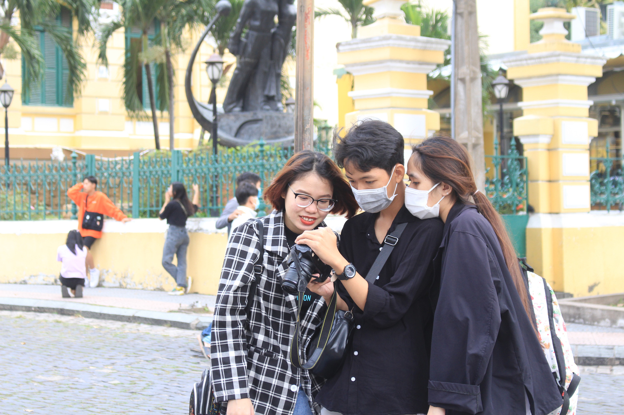 Sài Gòn mát mẻ hiếm thấy ngày đầu năm, người dân đổ xô ra đường đi chơi - Ảnh 6.
