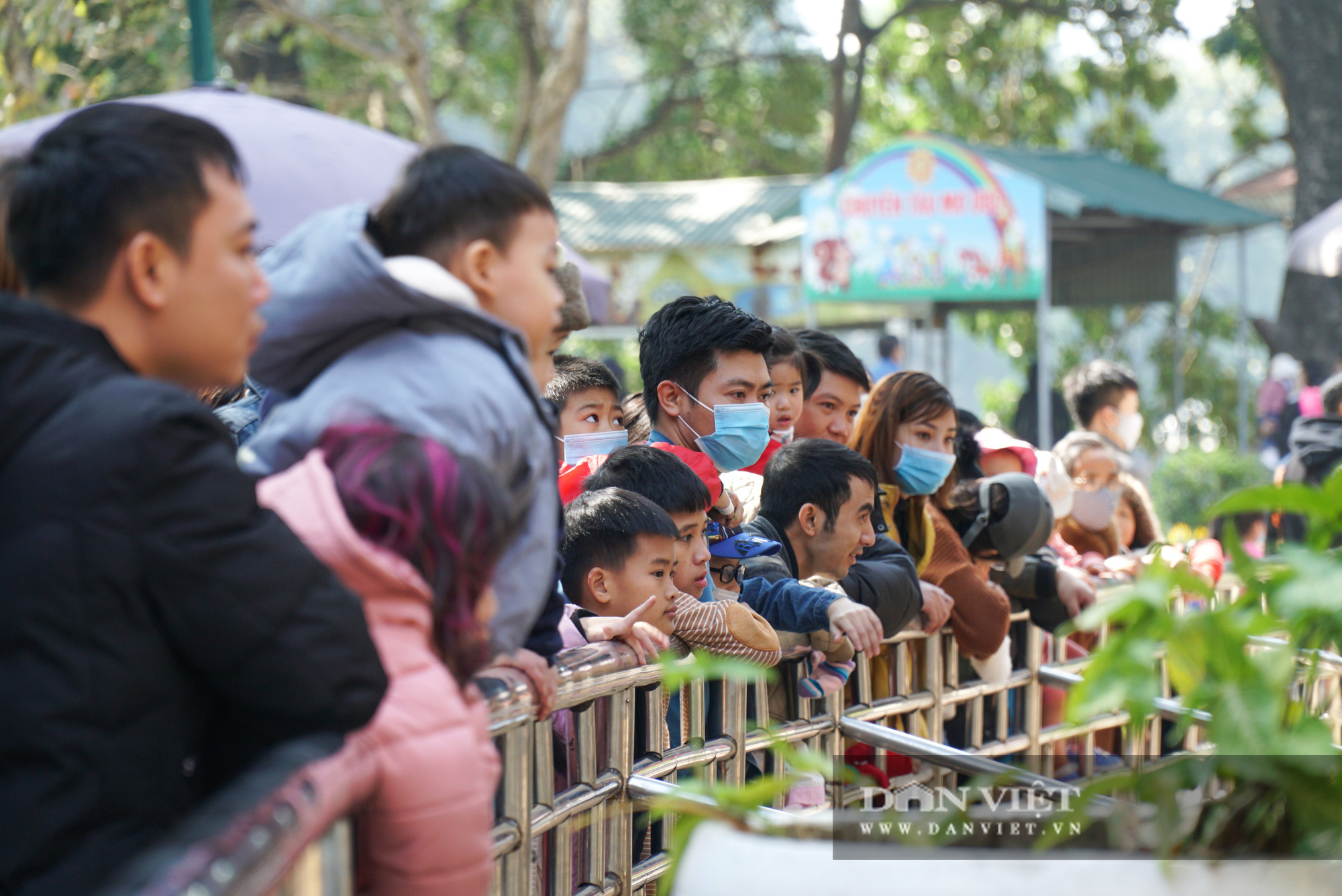 Biển người đổ về khu vui chơi nhân dịp nghỉ Tết Dương lịch - Ảnh 10.