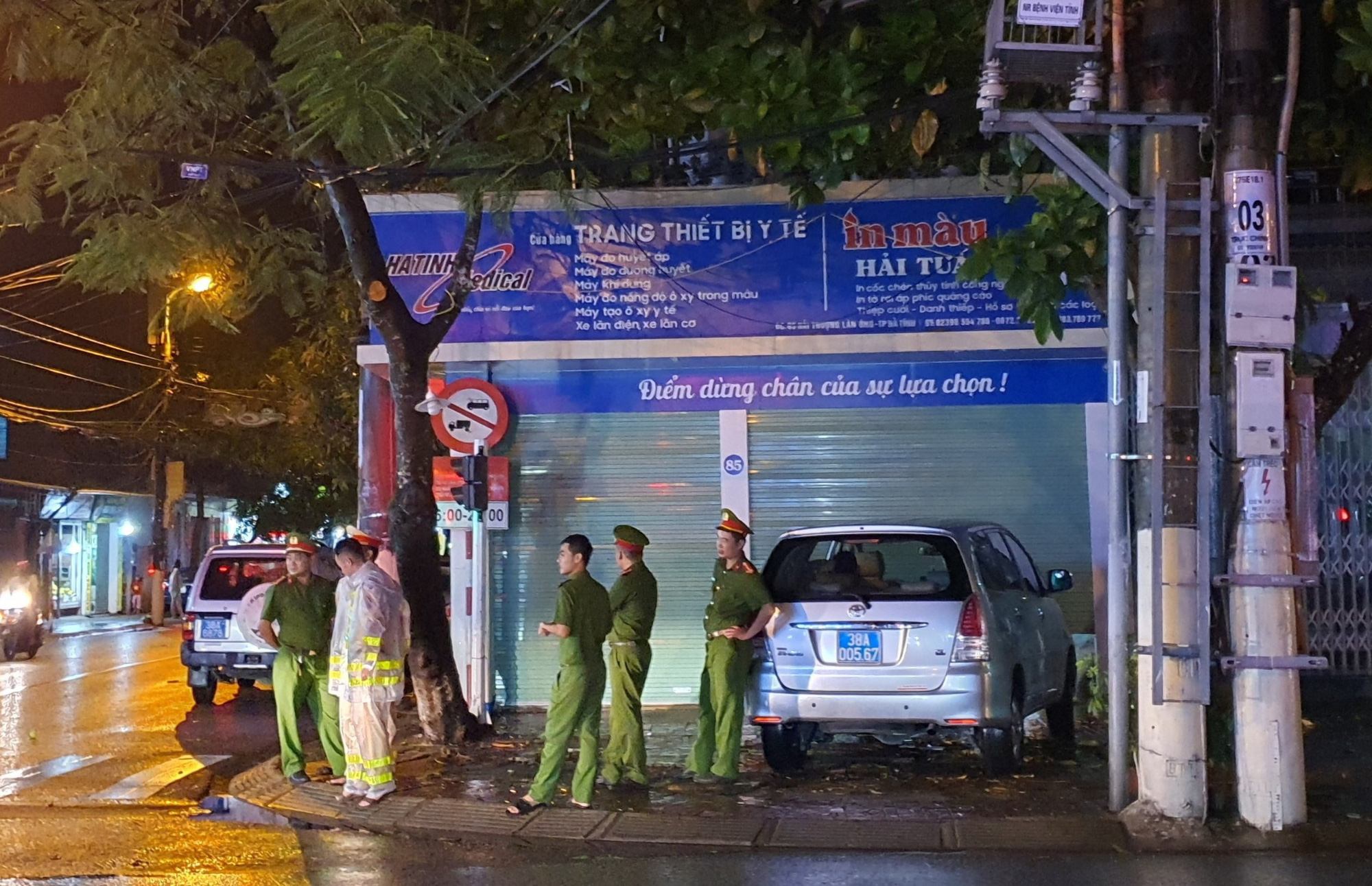 5 nguyên Giám đốc bệnh viện bị khởi tố trong vụ nâng khống giá thiết bị y tế - Ảnh 1.