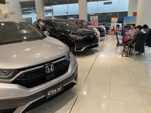 Chuyện lạ trên thị trường ôtô cuối năm - Ảnh 1. Chuyện lạ trên thị trường ôtô cuối năm - Ảnh 1.