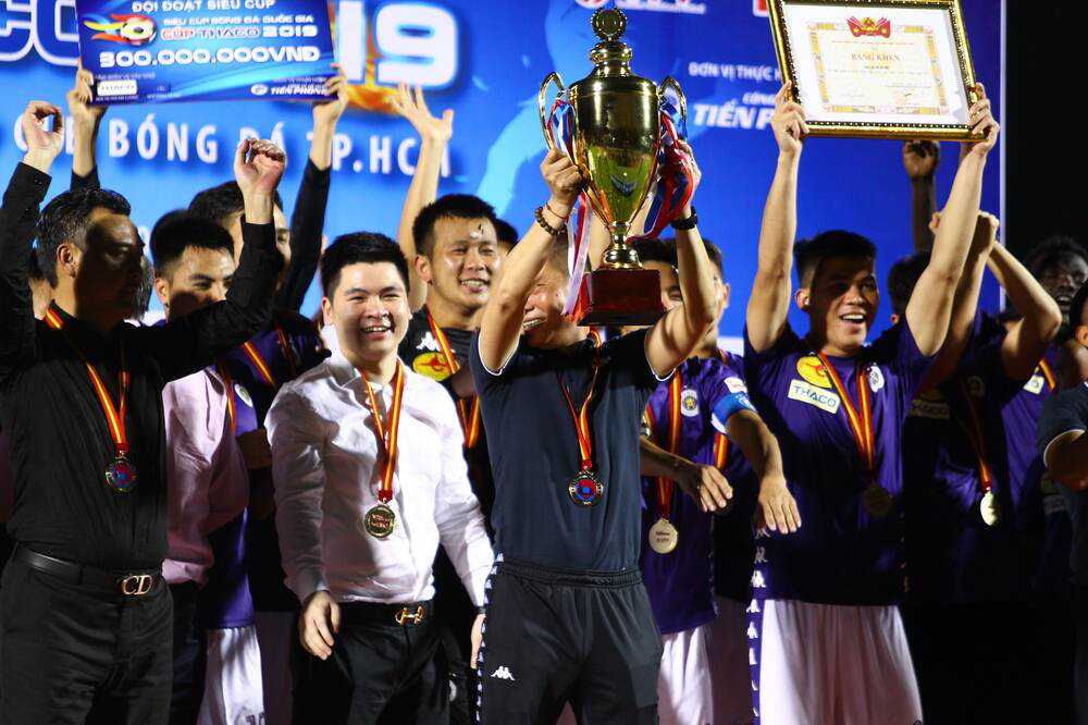 Con trai bầu Hiển có &quot;đánh bóng&quot; được hình ảnh của Hà Nội FC? - Ảnh 1.