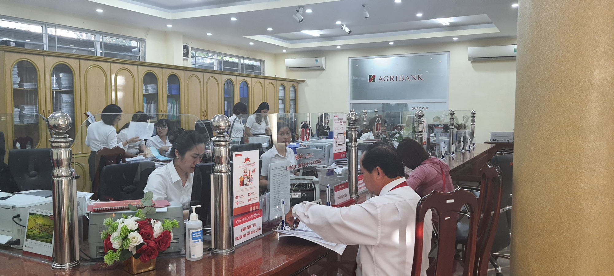 Quảng Ngãi: Hơn 7 nghìn khách hàng được Agribank gia hạn nợ, giảm lãi suất do ảnh hưởng Covid-19 - Ảnh 1. Quảng Ngãi: Hơn 7 nghìn khách hàng được Agribank gia hạn nợ, giảm lãi suất do ảnh hưởng Covid-19 - Ảnh 1.