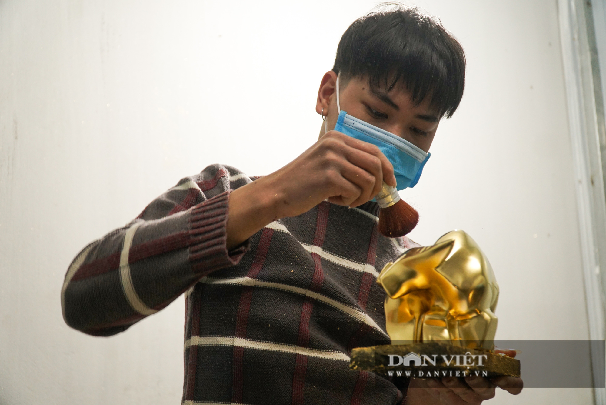 Siêu phẩm &quot;Trâu vàng khởi sinh&quot; dát vàng 24k hút khách dịp cận Tết - Ảnh 6.