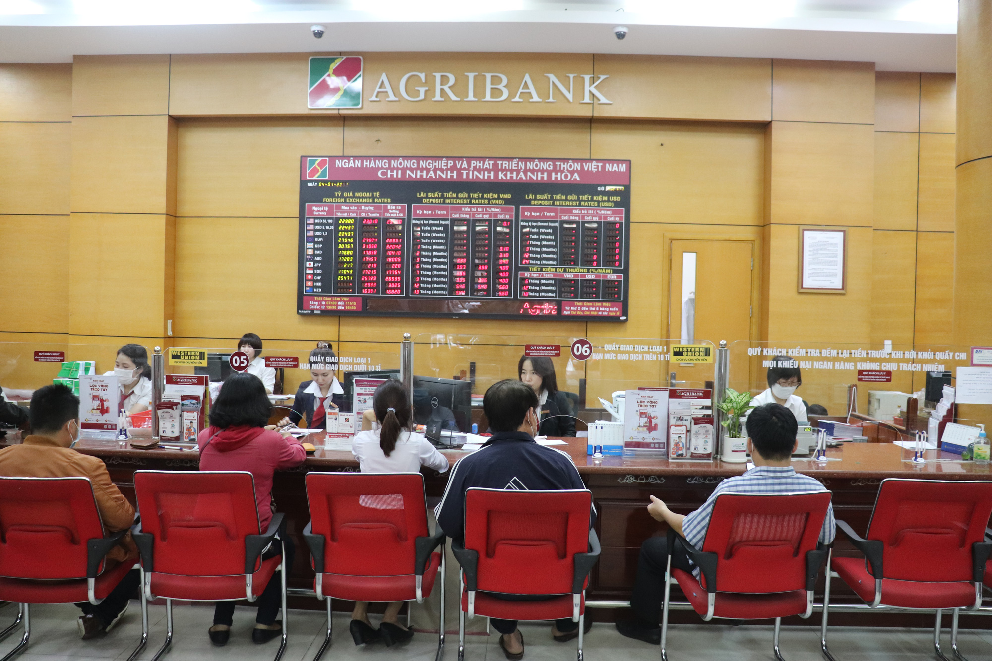 Agribank Khánh Hòa đồng hành cùng khách hàng trong một năm đầy khó khăn do ảnh hưởng của dịch Covid-19 - Ảnh 1. Agribank Khánh Hòa đồng hành cùng khách hàng trong một năm đầy khó khăn do ảnh hưởng của dịch Covid-19 - Ảnh 1.
