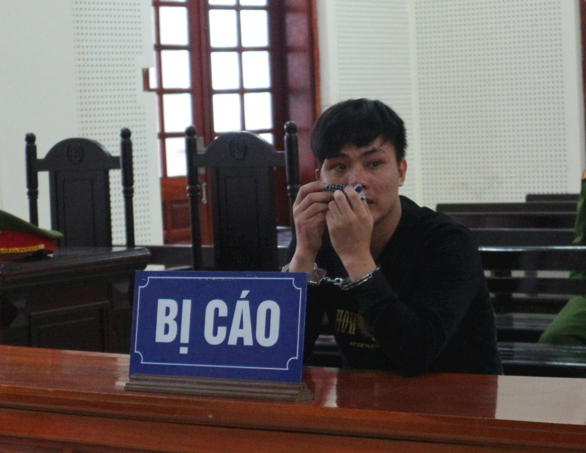 Giọt nước mắt ân hận của ông bố trẻ sau khi trộm đồ của người nước ngoài - Ảnh 1.