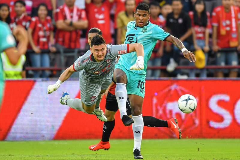 Đặng Văn Lâm bỏ tập tại Muangthong United vì bị... quỵt lương? - Ảnh 2.