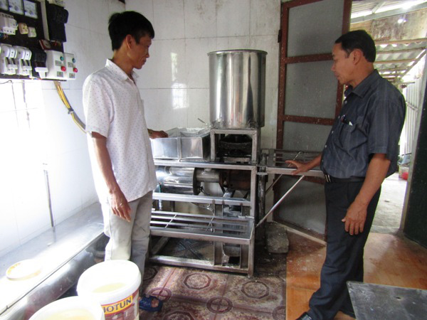 Một ông nông dân tỉnh Quảng Trị sáng chế ra máy làm bún, phở tự động, nhiều người mua, mang ra cả nước ngoài - Ảnh 1.