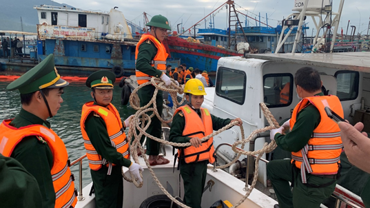 Khẩn cấp ứng phó sự cố tràn dầu tại cảng cá lớn nhất miền Trung vào rạng sáng - Ảnh 2.