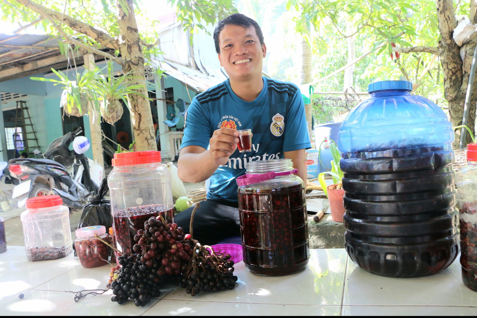 Kiên Giang: Hái chùm quả dại trong rừng đem ủ ra thứ rượu thơm ngon bổ dưỡng, ai nếm cũng bất ngờ - Ảnh 1.