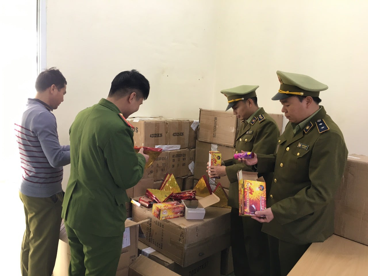 Thanh Hóa: Phát hiện 470 kg pháo nổ chuẩn bị tiêu thụ dịp tết Tân Sửu - Ảnh 1. Thanh Hóa: Phát hiện 470 kg pháo nổ chuẩn bị tiêu thụ dịp tết Tân Sửu - Ảnh 1.