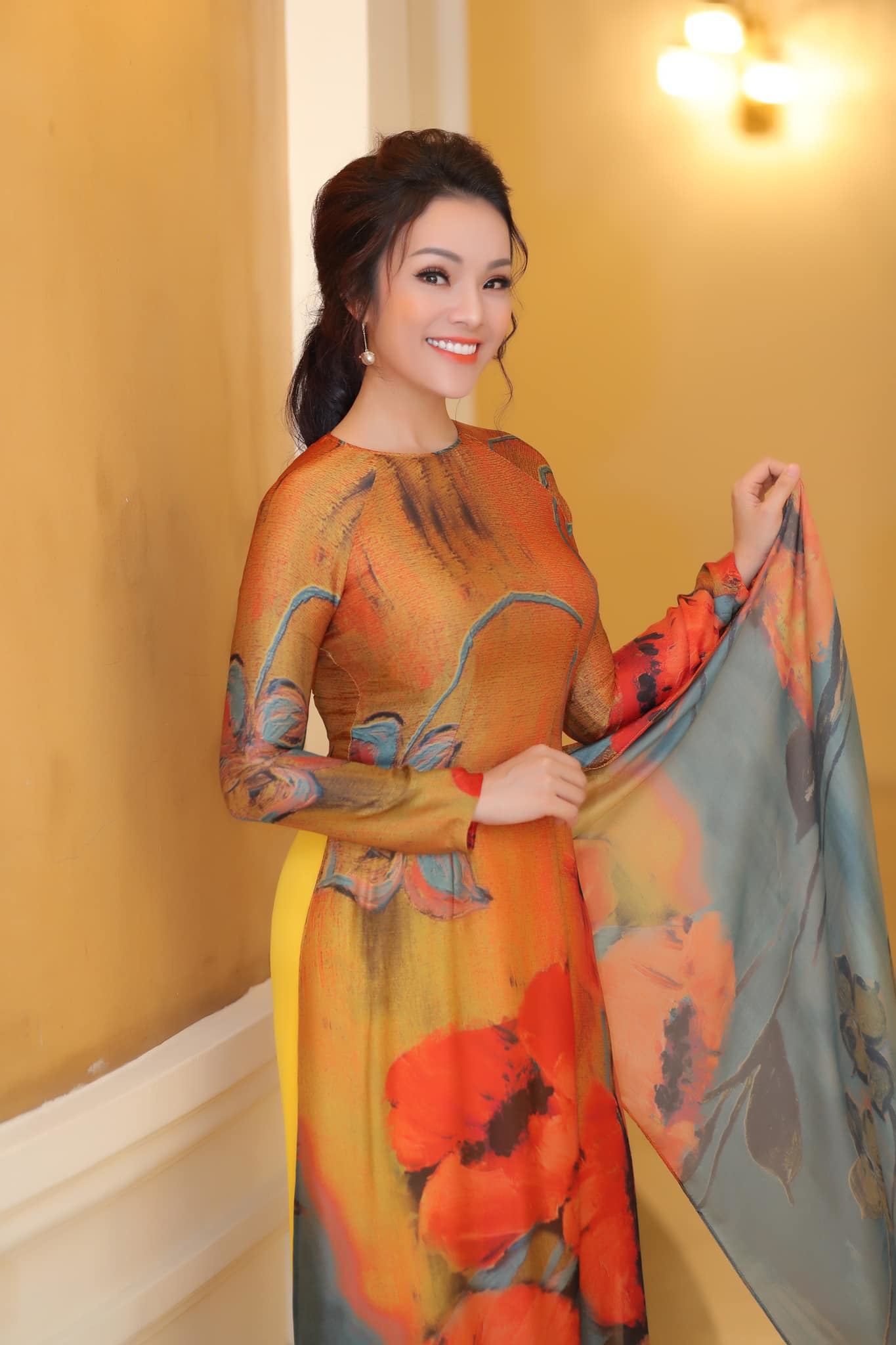 Tuổi U40, Tân Nhàn xinh đẹp hút ánh nhìn khiến chồng thân thế &quot;khủng&quot; đắm đuối - Ảnh 8.