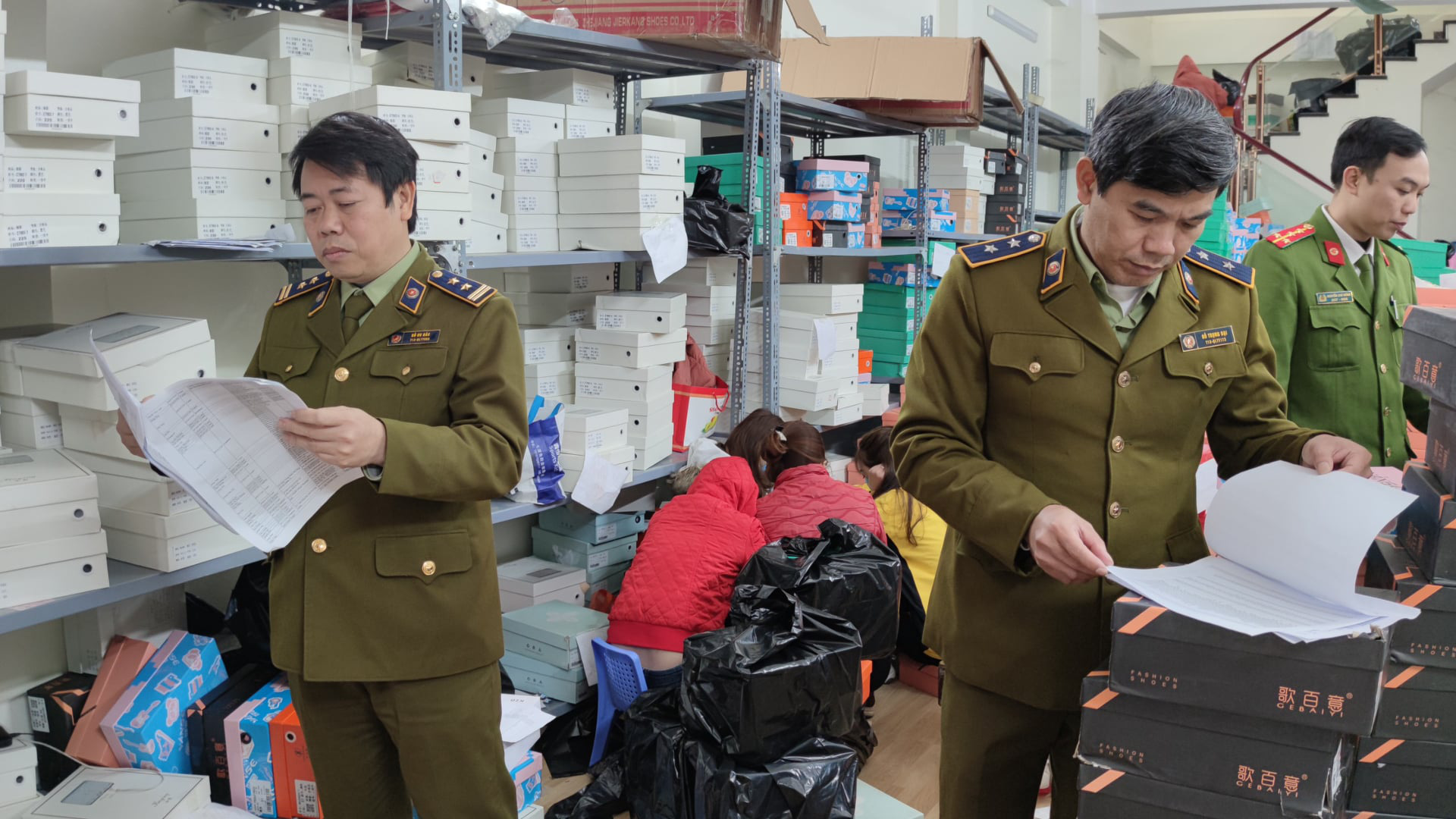 Lào Cai: Phát hiện kho giày dép nhập lậu “khủng” - Ảnh 1. Lào Cai: Phát hiện kho giày dép nhập lậu “khủng” - Ảnh 1.