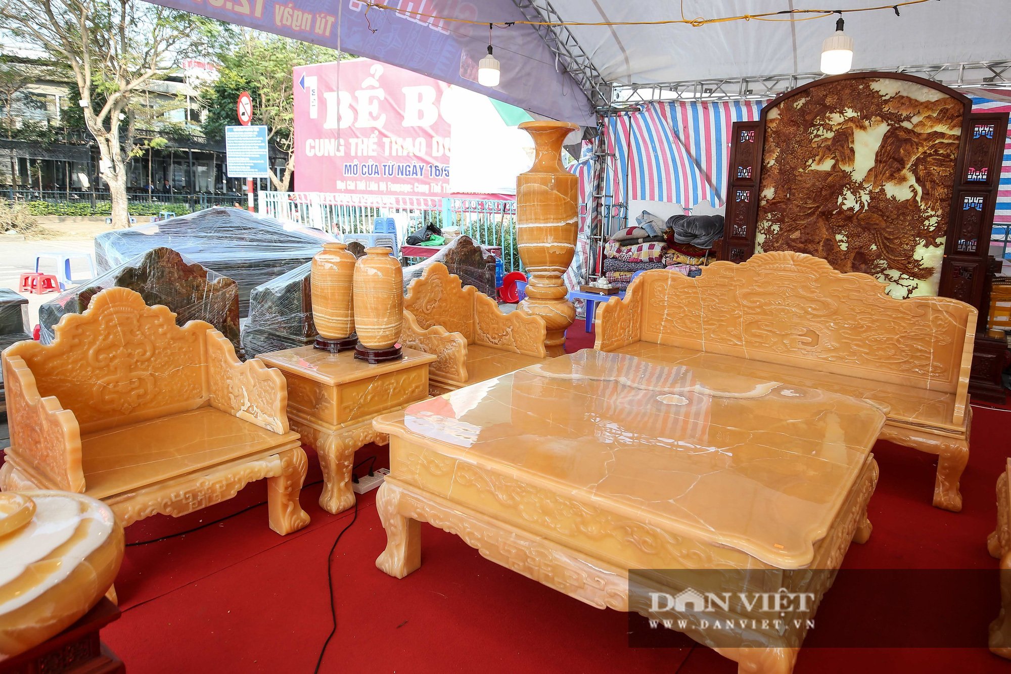 Xôn xao bộ bàn ghế làm bằng ngọc Hoàng Long giá tiền tỷ tại Hà Nội - Ảnh 2.