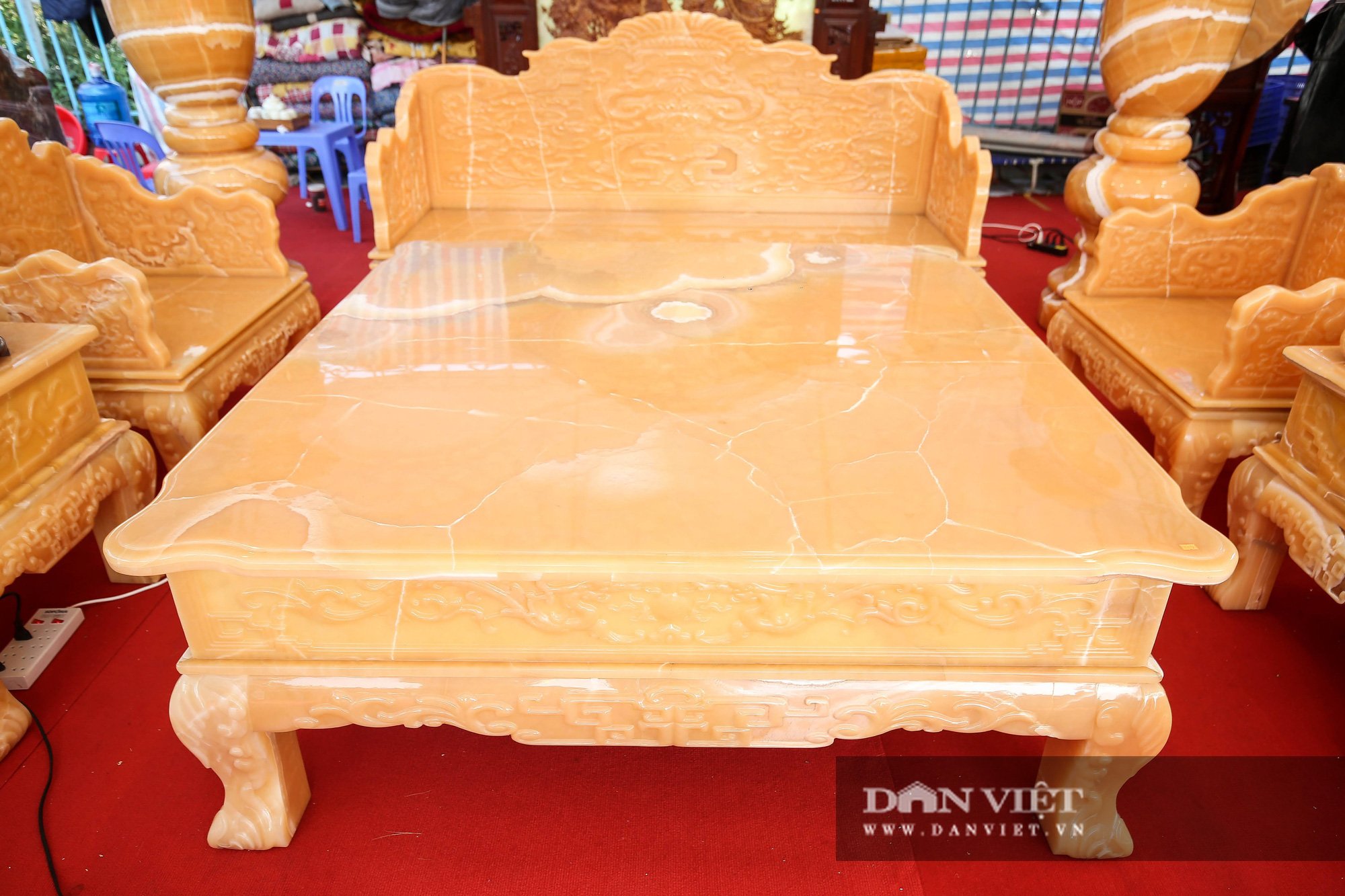 Xôn xao bộ bàn ghế làm bằng ngọc Hoàng Long giá tiền tỷ tại Hà Nội - Ảnh 3.