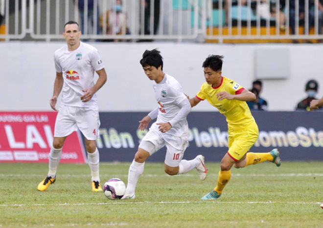 Công Phượng cùng HAGL đã lội ngược dòng thắng SLNA 2-1. Ảnh: 24h