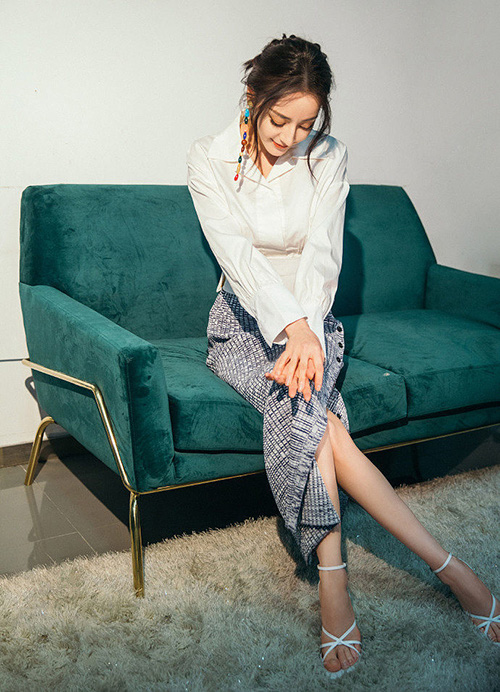 Gu thời trang màu trắng tôn dáng eo thon của Địch Lệ Nhiệt Ba - Ảnh 3.