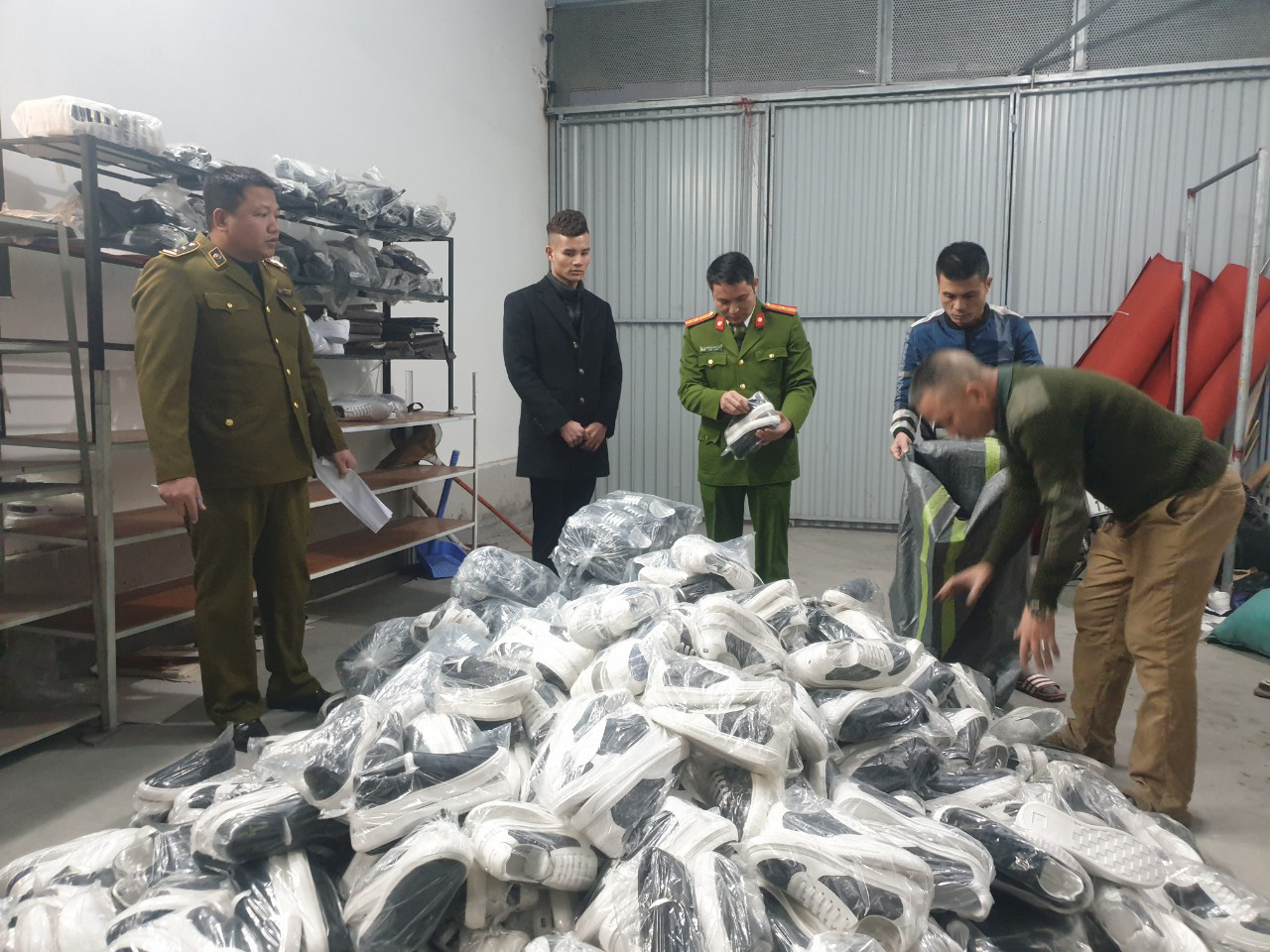 Chiêu trò livestream bán hàng hiệu giá... vài trăm ngàn đồng - Ảnh 2. Chiêu trò livestream bán hàng hiệu giá... vài trăm ngàn đồng - Ảnh 2.