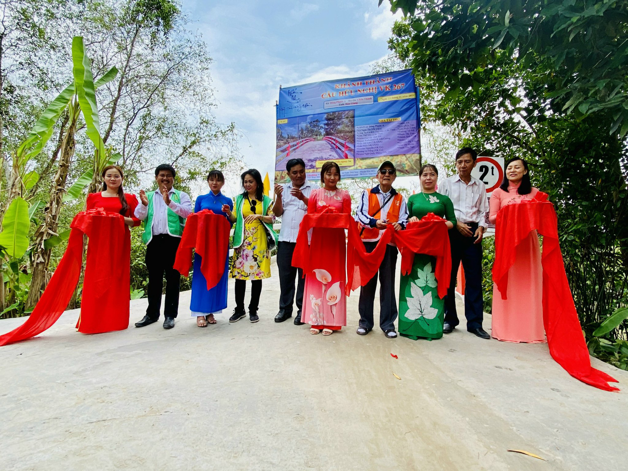 Hậu Giang: Khánh thành 2 cây cầu nông thôn phục vụ người dân đi lại dịp Tết - Ảnh 2.