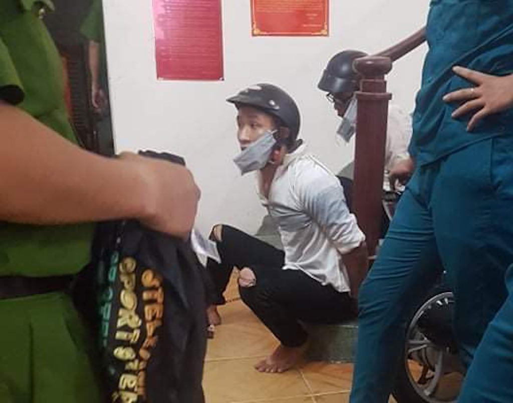 Chiến sĩ công an một mình hạ gục 2 tên cướp giật dây chuyền trên đường - Ảnh 1.